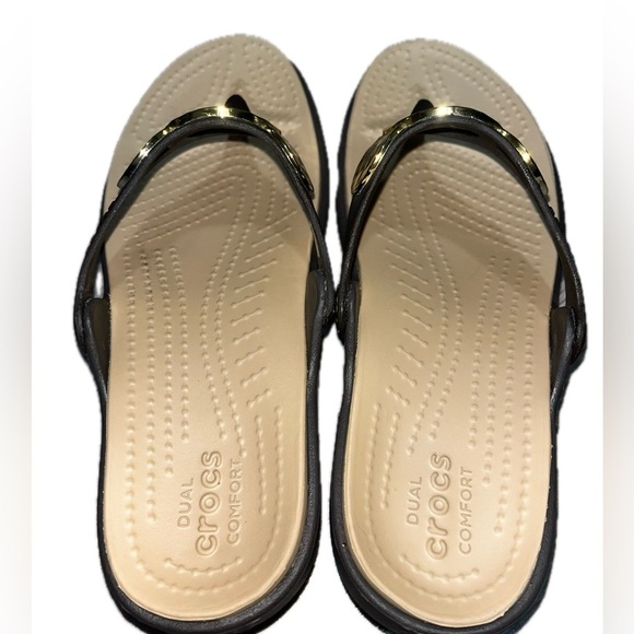 Crocs Sanrah Hammered Circle Wedge Flip Sandal Women's size W7 ESPRESSO/GOLD EUC - Picture 8 of 11